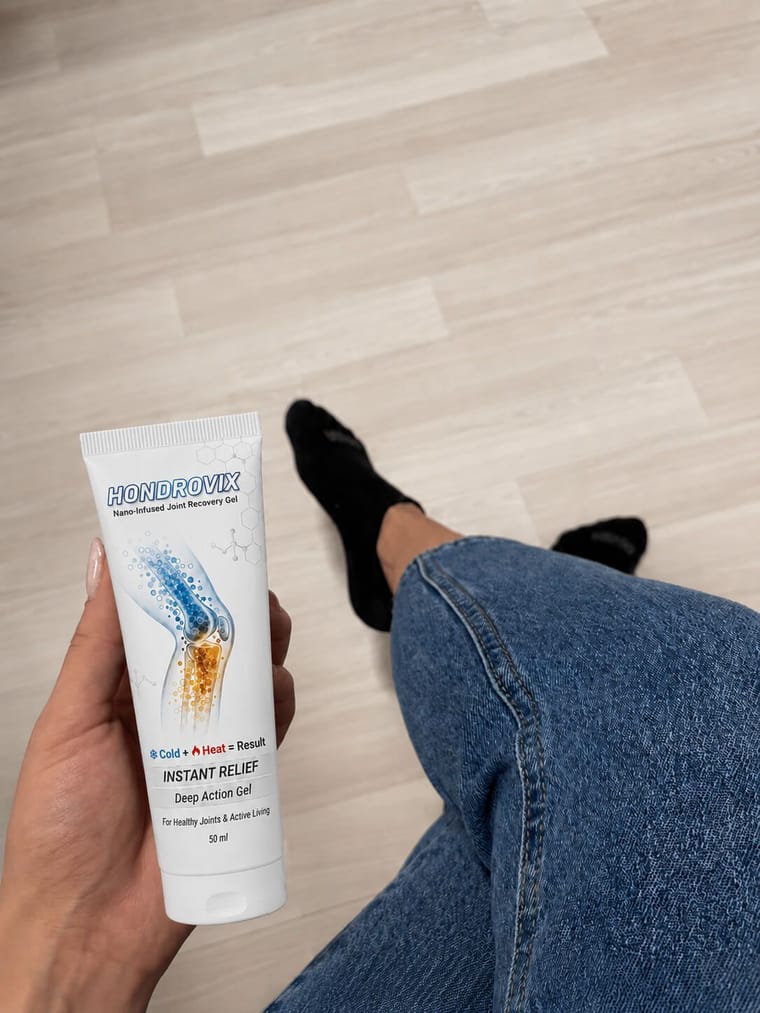 Hondrovix, tubo di gel per le articolazioni da 50 ml tenuto in mano